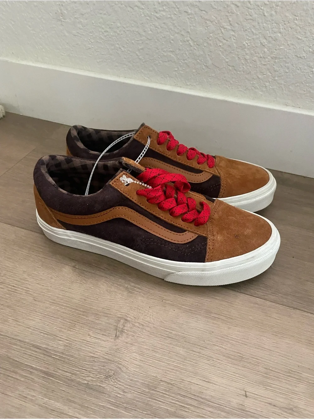 Big kid’s Brown Suede Low-Top Sneakers with Red Laces